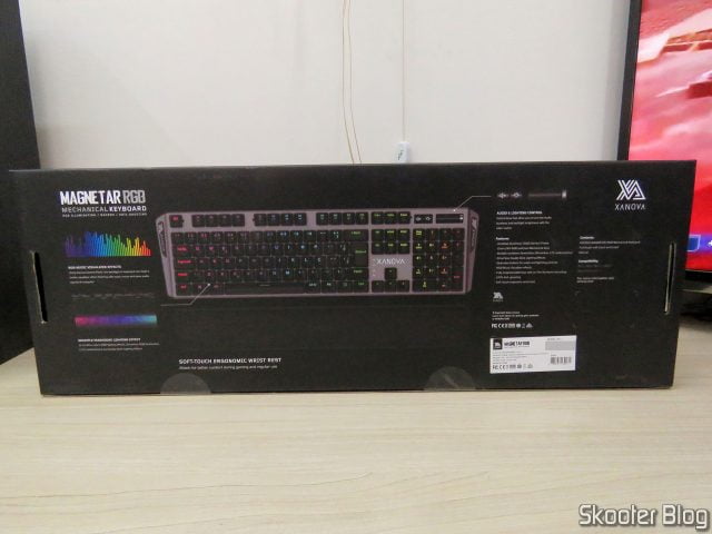 Teclado Mecânico Xanova Magnetar RGB XK700, em sua embalagem.