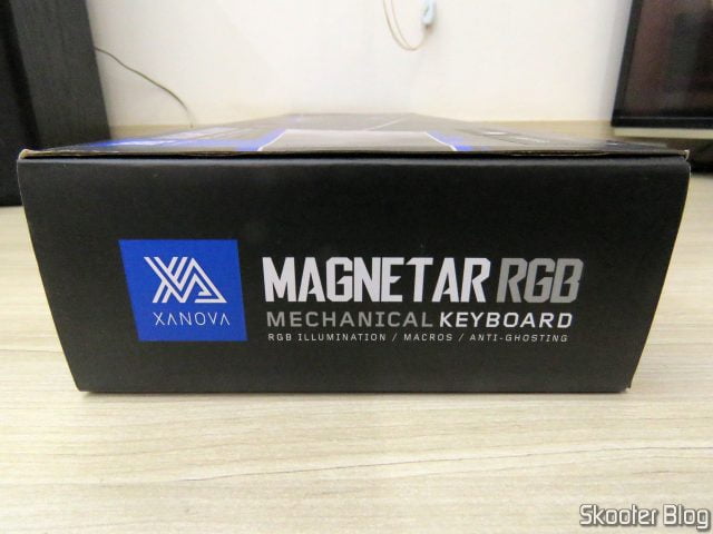 Teclado Mecânico Xanova Magnetar RGB XK700, em sua embalagem.
