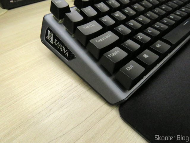 Teclado Mecânico Xanova Magnetar RGB XK700 com o apoio de pulso.