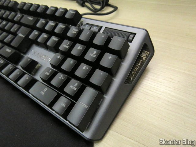 Teclado Mecânico Xanova Magnetar RGB XK700 com o apoio de pulso.
