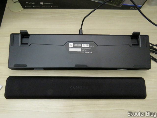Parte de baixo do Teclado Mecânico Xanova Magnetar RGB XK700 e do apoio de pulso.