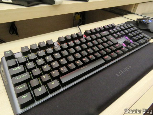 Teclado Mecânico Xanova Magnetar RGB XK700, em funcionamento.