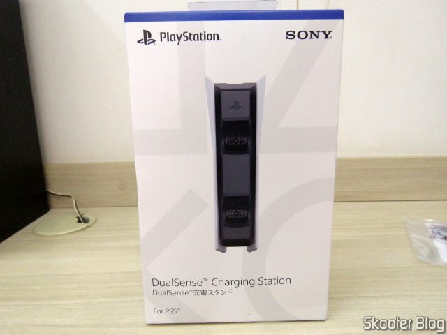 DualSense Charging Station em sua embalagem.