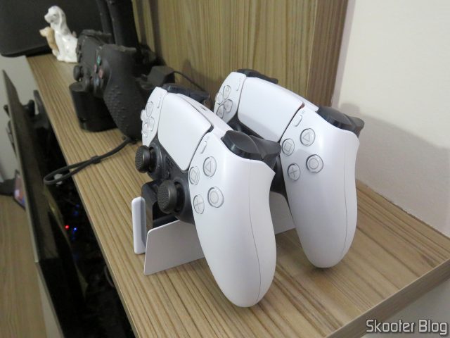 DualSense Charging Station, instalado e com os meus DualSense acoplados.
