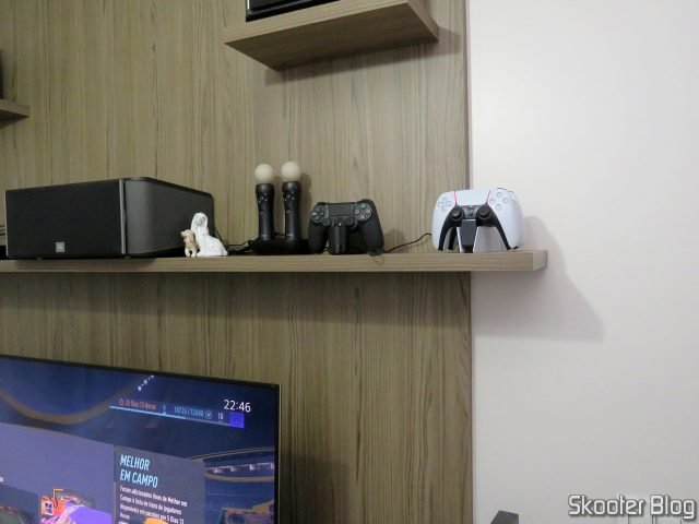 DualSense Charging Station, instalado e com os meus DualSense acoplados.