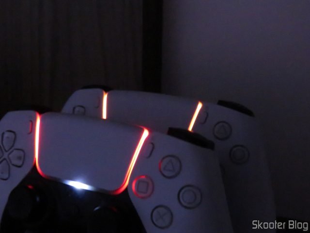 DualSense Charging Station, instalado e com os meus DualSense acoplados.