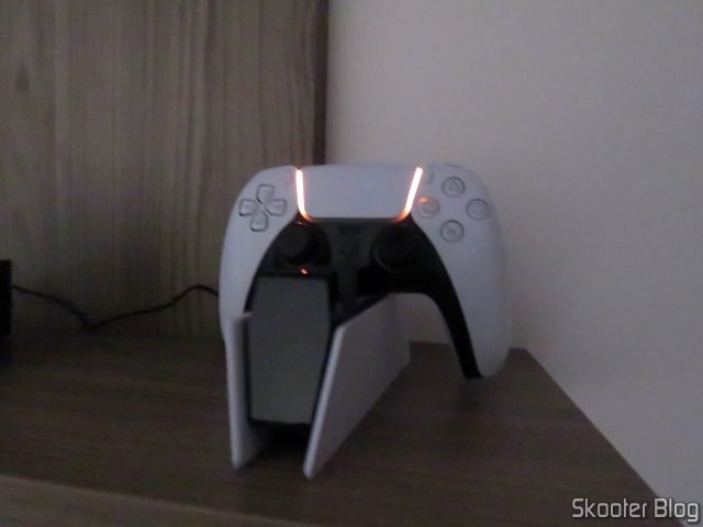 DualSense Charging Station, instalado e com com um dos meus DualSense acoplados.