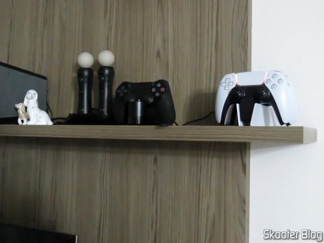 DualSense Charging Station, instalado e com com um dos meus DualSense acoplados.