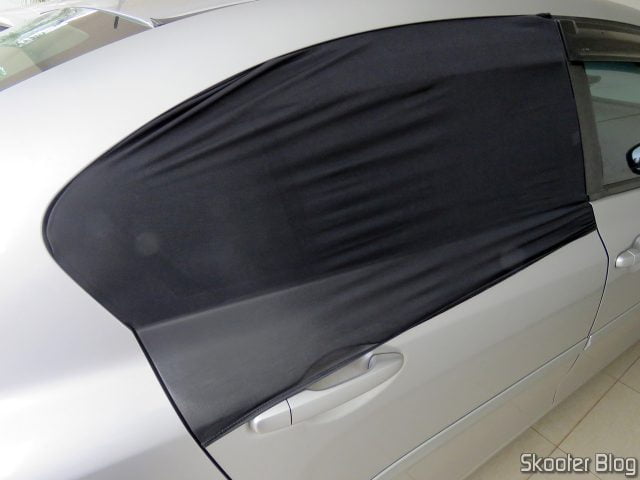 Capa Cortina Proteção Solar Anti Vento Crianças Janela Carro, instalada, por fora.