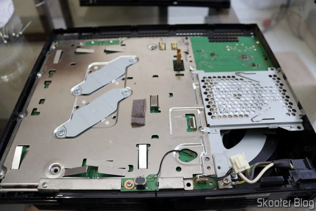 Desmontando o PlayStation 3 para fazer o "mod da borracha"
