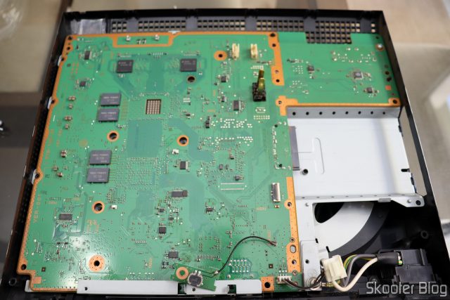 Desmontando o PlayStation 3 para fazer o "mod da borracha"