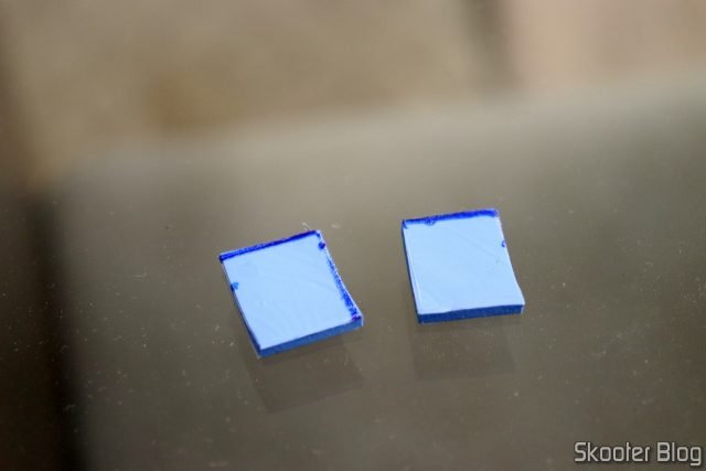Pedaços de Thermal Pad cortados para fazer o "mod da borracha" no PlayStation 3.
