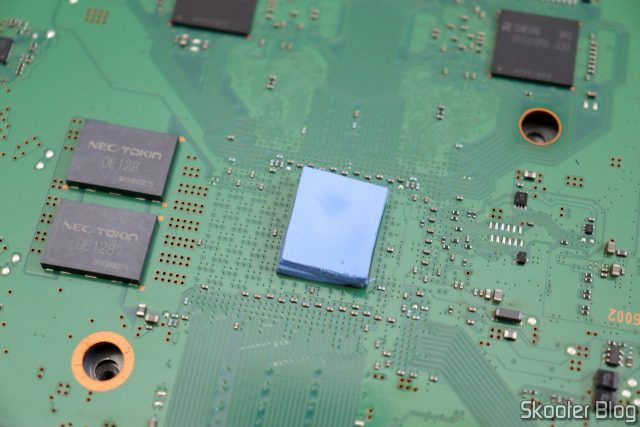 Pedaços de Thermal Pad colocados na PCB do PlayStation 3, embaixo da CPU.