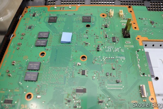 Pedaços de Thermal Pad colocados na PCB do PlayStation 3, embaixo da CPU.