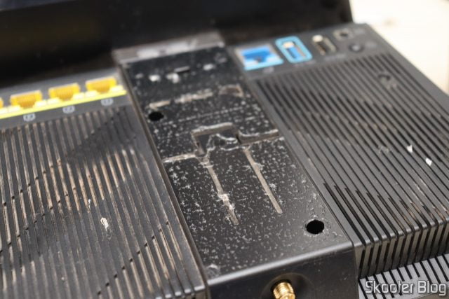 Removendo a Etiqueta do ASUS RT-AC86U para acessar os parafusos.