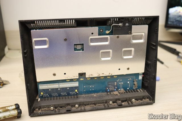 Abrindo o ASUS RT-AC86U para trocar os thermal pads.