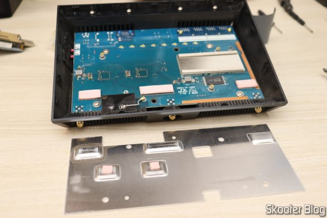 Abrindo o ASUS RT-AC86U para trocar os thermal pads.