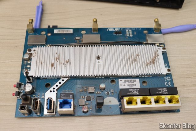 Parte traseira da PCB do ASUS RT-AC86U, com o dissipador da CPU e dos rádios.