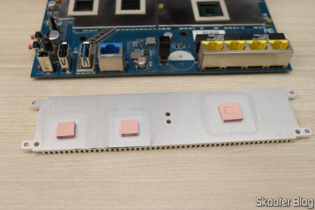 ASUS RT-AC86U, após remoção do dissipador da CPU e dos rádios.
