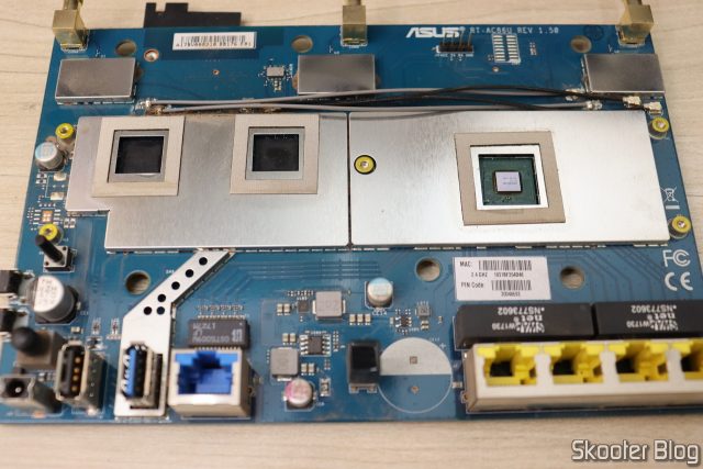 ASUS RT-AC86U, após remoção dos thermal pads originais.