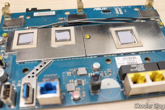 ASUS RT-AC86U, após aplicação dos novos thermal pads.