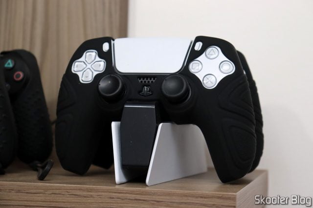 Controladores Dualsense com as Capas de Silicone Fino com Furo Grande para Recarga, no carregador oficial.