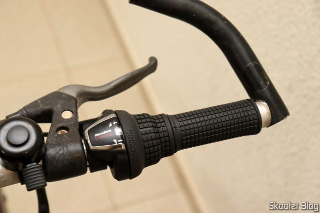 Trocadores e manoplas Shimano Tourney SL-RS35 Mountain Bike RevoShift, instalados na minha bicicleta.