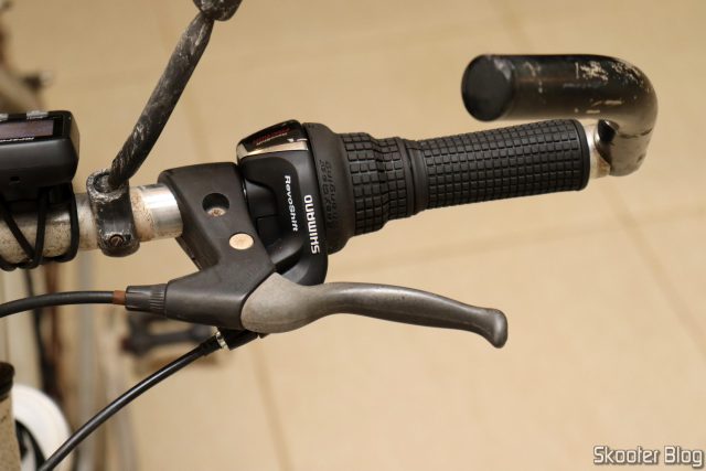 Trocadores e manoplas Shimano Tourney SL-RS35 Mountain Bike RevoShift, instalados na minha bicicleta.