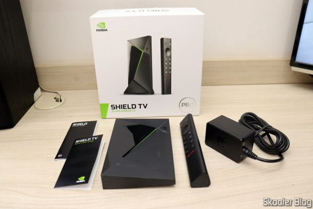 Nvidia Shield TV Pro, e acessórios.