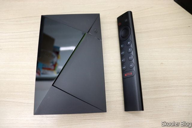 Nvidia Shield TV Pro e seu controle remoto.