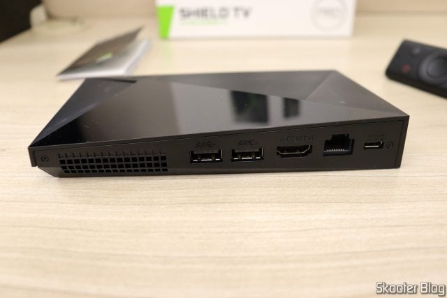 Parte traseira do Nvidia Shield TV Pro.