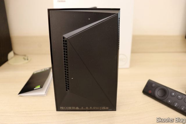 Parte de baixo do Nvidia Shield TV Pro.