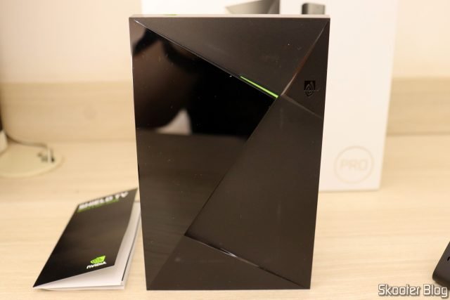 Parte de cima do Nvidia Shield TV Pro.