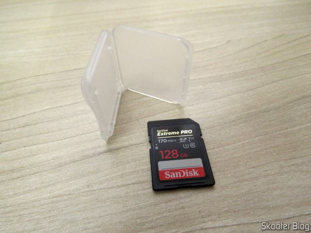 Cartão de Memória SanDisk Extreme Pro Ultra Speed ​​SDXC UHS-I 128GB, e seu estojo.