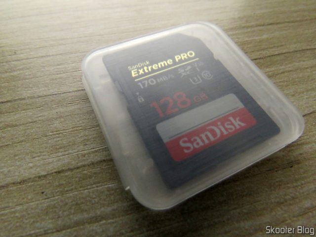 Cartão de Memória SanDisk Extreme Pro Ultra Speed ​​SDXC UHS-I 128GB, em seu estojo.