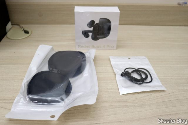 Xiaomi Redmi Buds 4 Pro TWS Earphone, em sua embalagem, e mais o case de silicone e a cordinha.