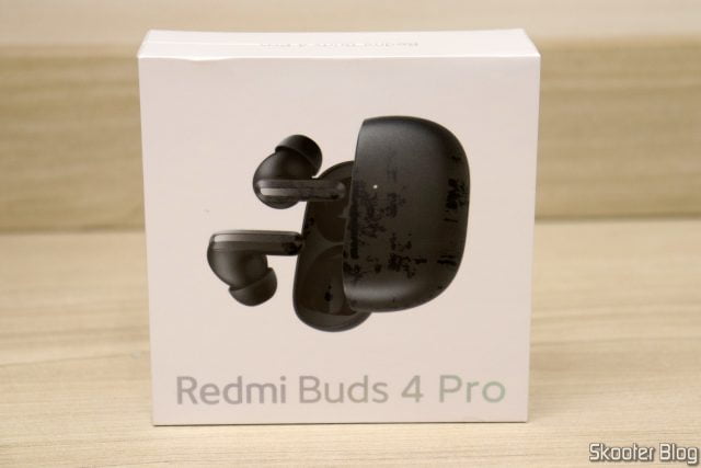 Xiaomi Redmi Buds 4 Pro TWS Earphone, em sua embalagem.