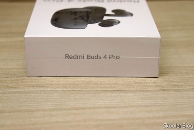 Xiaomi Redmi Buds 4 Pro TWS Earphone, em sua embalagem.