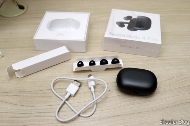 Xiaomi Redmi Buds 4 Pro TWS Earphone, com o cabo, estojo e borrachinhas extras.