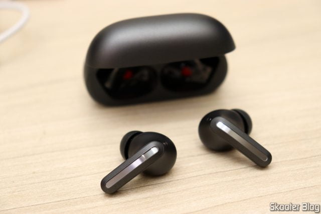 Xiaomi Redmi Buds 4 Pro TWS Earphone, com seu estojo.