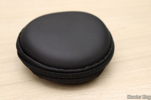 Xiaomi Redmi Buds 4 Pro TWS Earphone, no estojo de recarga, dentro do case de silicone.