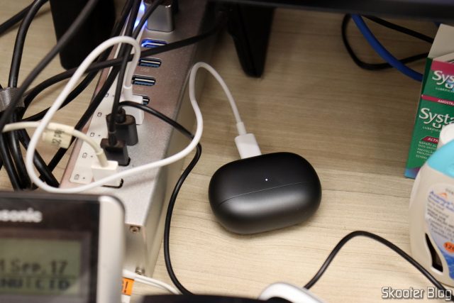 Xiaomi Redmi Buds 4 Pro TWS Earphone, no estojo de recarga, conectado ao Hub USB.