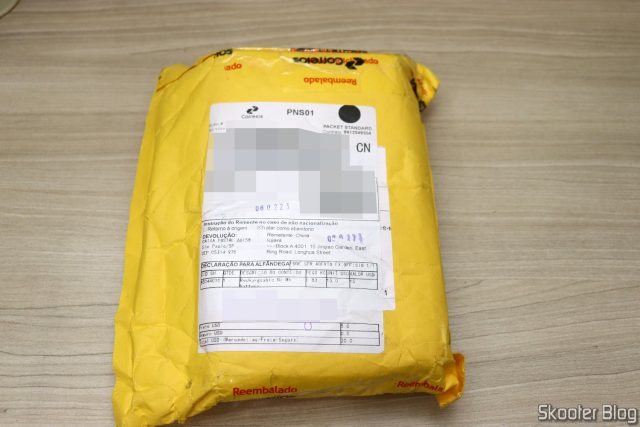 Pacote com o Carregador de Baterias Inteligente ISDT C4 EVO.