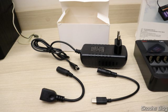 Fonte de Alimentação do Carregador de Baterias Inteligente ISDT C4 EVO, com seus acessórios.