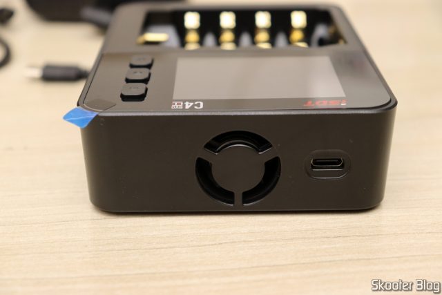 Parte traseira do Carregador de Baterias Inteligente ISDT C4 EVO.