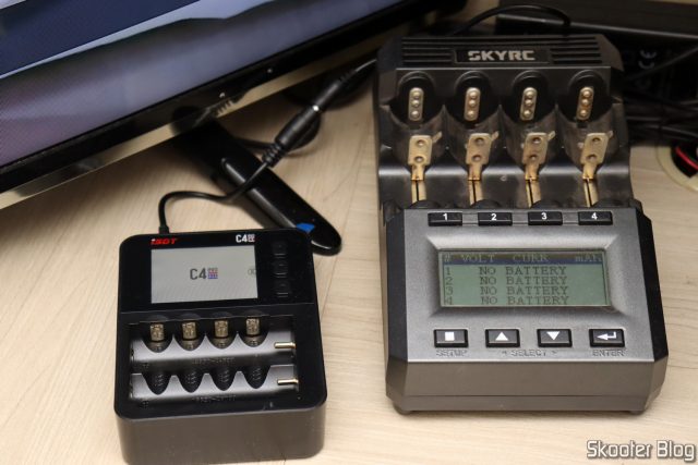 Carregador de Baterias Inteligente ISDT C4 EVO ao lado do SKYRC MC3000.