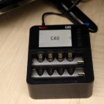 Carregador de Baterias Inteligente ISDT C4 EVO para baterias AA AAA Li-ion com tela IPS Carregador de Baterias Inteligente ISDT C4 EVO, em funcionamento.