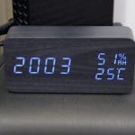 Relógio Digital de Mesa em Madeira com display LED e Alarme, Controle de Voz, USB/AAA Relógio Digital de Mesa em Madeira com display LED e Alarme, Controle de Voz, USB/AAA, em funcionamento.