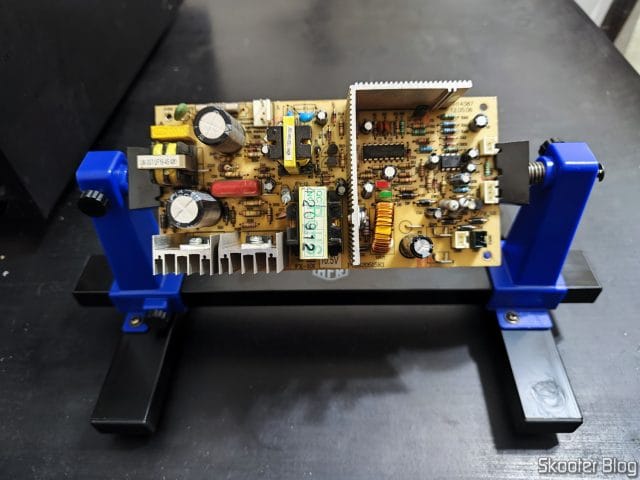 A placa no suporte, pronta para ser trabalhada.