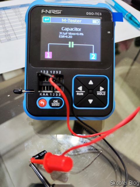 O FNIRSI DSO-TC3 testando um dos capacitores problemáticos.